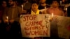 Arhiva - Mladi demonstranti u Indiji drže sveće tokom protesta protiv seksualnog nasilja u Nju Delhiju, 9. februara 2015.