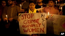 Arhiva - Mladi demonstranti u Indiji drže sveće tokom protesta protiv seksualnog nasilja u Nju Delhiju, 9. februara 2015.