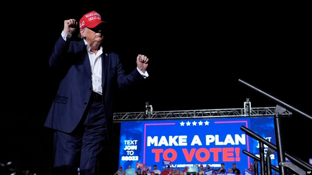 El candidato presidencial republicano y expresidente Donald Trump baila después de hablar en un mitin de campaña en Trump National Doral Miami, el martes 9 de julio de 2024, en Doral, Florida. (Foto AP/Rebecca Blackwell)