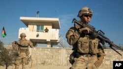 افغانستان میں تعینات امریکی فوج کے ترجمان کے مطابق افغان عوام امن چاہتے ہیں۔ دنیا طالبان سے تشدد کو کم کرکے کرونا وائرس سے نمٹنے پر توجہ مرکوز کرنے کا کہہ رہی ہے۔ اب تشدد کو روکنے کا وقت آگیا ہے۔