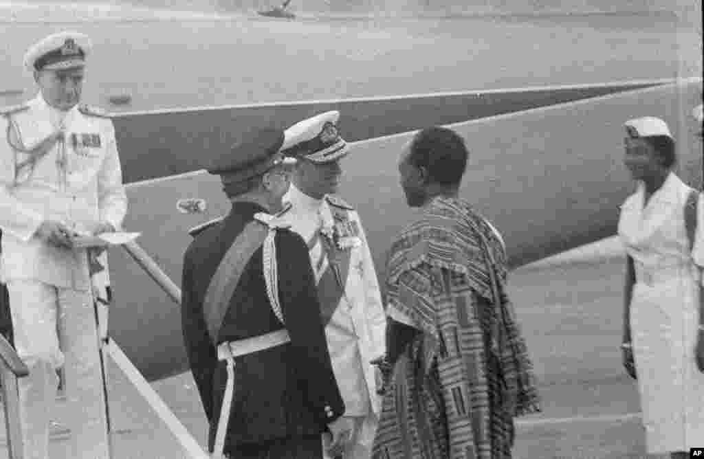 Firayim ministan Ghana, Dr. Kwame Nkrumah, da gwamna-janar na Ghana, Lord Listowel, suna tarbar Yarima Philip, Magajin Edinburg a lokacin da ya sauka a filin jirgin saman Accra domin fara ziyarar mako guda a kasar Ghana, 23 Nuwamba, 1959. (AP Photo)