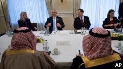 Le secrétaire d'Etat américain Rex Tillerson rencontre son homologue saoudien Adel al-Jubeir en Allemagne, le 16 février 2017.