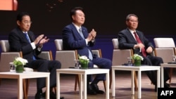 左起：日本首相岸田文雄、韩国总统尹锡悦和中国总理李强在首尔出席中日韩工商峰会。（2024年5月27日）