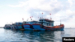 Thuyền đánh cá neo đậu gần đảo Lý Sơn, tỉnh Quảng Ngãi, Việt Nam.