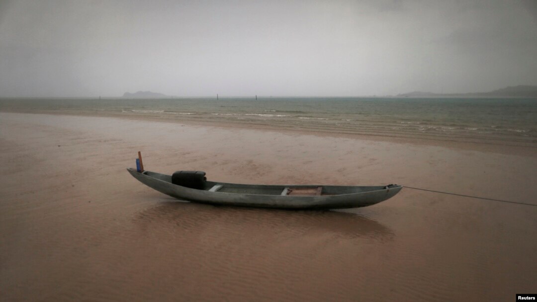 Kapal nelayan di tengah hujan badai di pantai timur Pulau Natuna Besar.