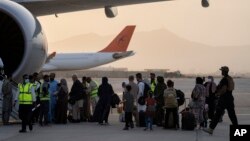 9일 아프가니스탄 카불 국제공항에서 외국인 승객들이 카타르항공 여객기에 탑승하고 있다.