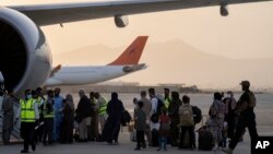 Warga asing memasuki pesawat Qatar Airways di bandara Kabul, Afghanistan, Kamis, 9 September 2021. (AP Photo/Bernat Armangue)