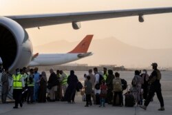 امریکی انخلا کے بعد کابل ایئرپورٹ سے قطر ایئرلائنز کی پہلی پرواز میں مسافر سوار ہو رہے ہیں۔ 9 ستمبر 2021