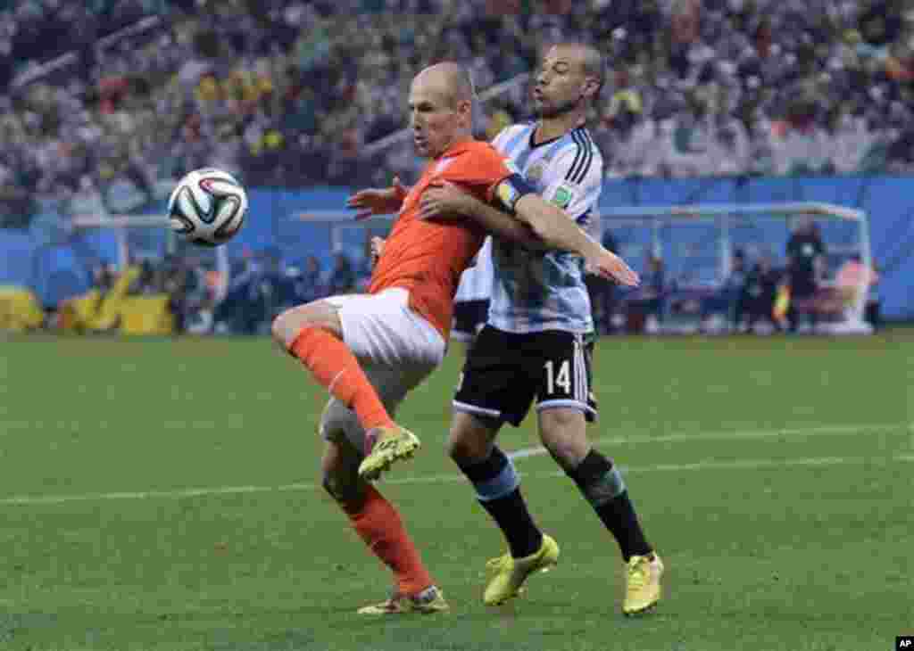 Netherlands' Arjen Robben, left, shields the ball from Argentina's Javier Mascherano during the World Cup semifinal soccer match between the Netherlands and Argentina at the Itaquerao Stadium in Sao Paulo Brazil, Wednesday, July 9, 2014. (AP Photo/Manu Fe