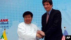 (အမေရိကန်-မြန်မာ နှစ်နိုင်ငံ ရင်းနှီးမြှုပ်နှံမှုဆွေးနွေးပွဲ ၂၀၁၃) -UMFCCI ဥက္ကဋ္ဌ ဦးဝင်းအောင် (ဝဲ)