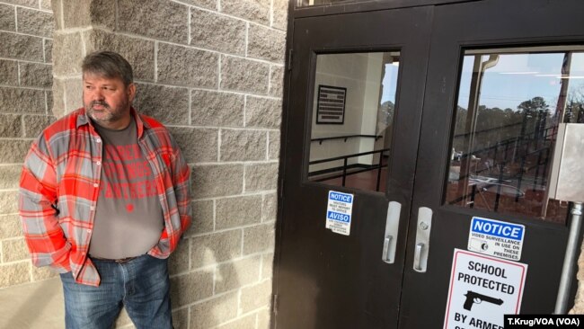 Muchos colegios en Arkansas han comenzado a armar a sus profesores con la esperanza de evitar un futuro tiroteo. El entrenador Dale Cresswell fuera de un colegio en Herber Springs, Arkansas, el 11 de diciembre del 2018
