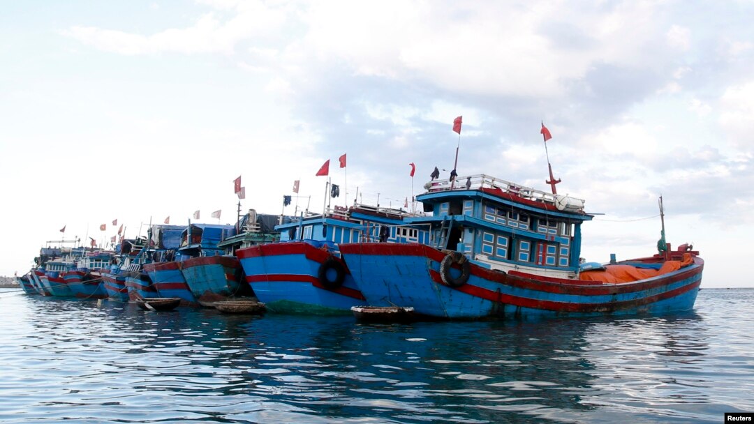 Thuyền đánh cá của ngư dân Việt Nam neo đậu gần đảo Lý Sơn, Quảng Ngãi.