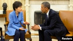 President AS Barack Obama (kanan) menerima kunjungan Presiden Korea Selatan Park Geun-hye di Gedung Putih, Selasa (7/5).