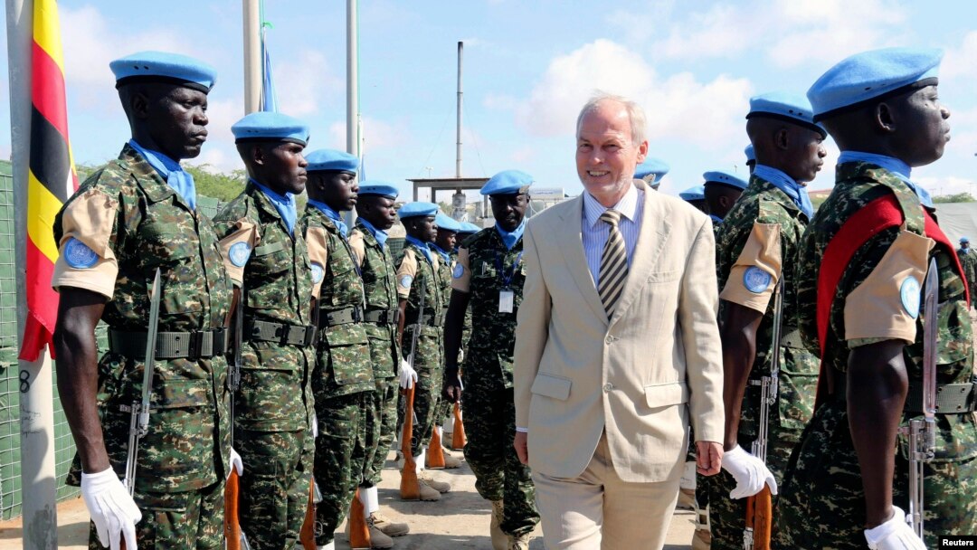 Perwakilan khusus PBB untuk Somalia, Nicholas Kay (tengah), menginspeksi pasukan perdamaian Uganda di bandara Mogadishu, Somalia. (Foto: Dok)