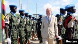 Perwakilan khusus PBB untuk Somalia, Nicholas Kay (tengah), menginspeksi pasukan perdamaian Uganda di bandara Mogadishu, Somalia. (Foto: Dok)