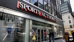 ,Hace diez años Sports Authority era la minorista de artículos deportivos más grandes del país. Sin embargo, por problemas de deuda, fue adquirida por Dicks Sporting Goods que ha crecido ofreciendo al público una mejor experiencia en las tiendas.