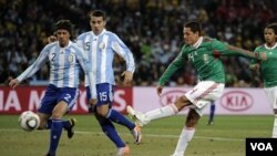 Javier Hernandez (kanan) menendang gol satu-satunya Meksiko melawan Argentina pada hari Minggu lalu.