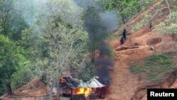 2021년 4월 28일 미얀마 카렌반군이 태국 접경 지대에서 정부군 막사를 불태우고 있다. (자료사진)
