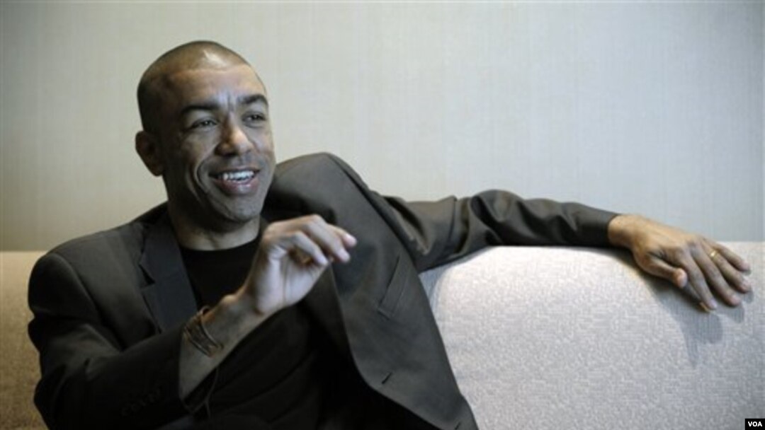 Mark Ndesandjo, adik tiri Presiden Obama, meluncurkan novel berjudul 'Nairobi ke Shenzhen' (18/8).