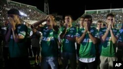 Cầu thủ của đội bóng Chapecoense tưởng nhớ đồng đội của mình ở sân vận động Arena Condado, Chapeco, Brazil, ngày 30/11/2016.