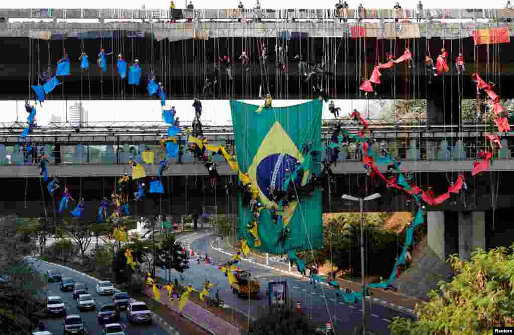 Des personnes descendent en rappel de l'anneau olympique à Sao Paulo, Brésil, le 31 juillet 2016.