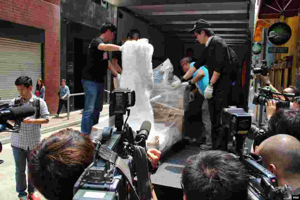 香港支聯會將民主女神像運送到六四紀念館豎立（美國之音圖片/海彥拍攝）