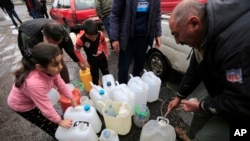 지난해 12월 상수원 시설 폭발 이후 극심한 식수난을 겪는 다마스쿠스 주민들이 16일 식수를 얻기 위해 기다리고 있다. (자료사진)