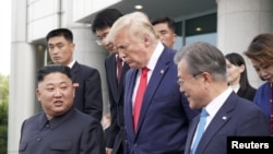 도널드 트럼프 미국 대통령과 문재인 한국 대통령, 김정은 북한 국방위원장이 지난해 6월 판문점에서 만났다.