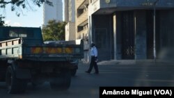 Un policier à Maputo, au Mozambique, le 10 février 2016.