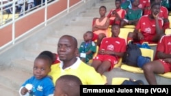 Dans les gradins de l'un des stades d'entraînement de la CAN 2019, Daniel Penda, membre de la commission nationale de football jeune, fustige la sortie du président Ahmad Ahmad, le 15 août 2017. (VOA/Emmanuel Jules Ntap)