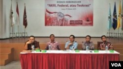 Dari kiri ke kanan: Direktur KPPOD Robert Endi Jaweng, Hamdi Muluk, Hasudungan Sirait (moderator), Presiden PKS Sohibul Iman, Dosen UBK Ade Reza Hariyadi (Foto: VOA/A.Bahagaskoro).