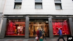 Pengunjung berjalan melewati butik Gucci di jalan Monte Napoleone di Milan, Italia, Oktober 2016. (Foto:Dok)