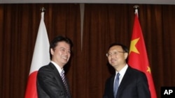 Japanski šef diplomatije Koićiro Gemba i njegov kineski kolega Jang Djieči (arhivski snimak susreta u Pekingu, 23. novembra 2011.)