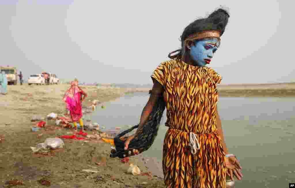 인도 알라하바드에서 9일간의 나바트리 축제 첫 날, 갠지스 강가에 힌두신 시바로 분장한 소년이 순례객들을 상대로 자선을 구하기 위해 나왔다.