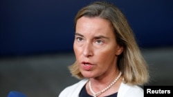 La jefa de política exterior de la Unión Europea, Federica Mogherini, habló con la prensa antes de una reunión de cancilleres de la UE en Bruselas el lunes, 17 de julio de 2017.