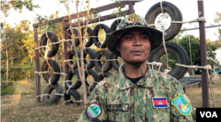 លោក រ៉េត​ ភារុណ មន្ត្រី​ឧទ្យានុរក្ស​និយាយ​ជាមួយ​វីអូអេនៅ​ទីស្នាក់ការ​ត្រពាំង​ធ្មៀរ​ ក្នុង​ដែន​ជម្រក​សត្វ​ព្រៃ​ក្នុង​ស្រុក​កោះញែក​ ខេត្ត​មណ្ឌល​គិរី កាលពី​ថ្ងៃទី​១៧ មករា ឆ្នាំ២០២១។ (អូន ឆេងប៉រ/វីអូអេ)