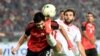 Le défenseur tunisien Syam Ben Youssef se bat pour le ballon contre le défenseur égyptien Aly Gabr Mosaab lors de son match de qualification préliminaire à la Coupe d'Afrique des Nations CAN 2019 à Rades le 11 juin 2017.