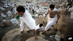 Peregrinos musulmanes suben la montaña sagrada Jabal Al Rahma, o la Montaña del perdón, en Arafat, para el peregrinaje anual del Hajj, en las afueras de la ciudad santa de La Meca, Arabia Saudita, el jueves, 31 de agosto, de 2017. 