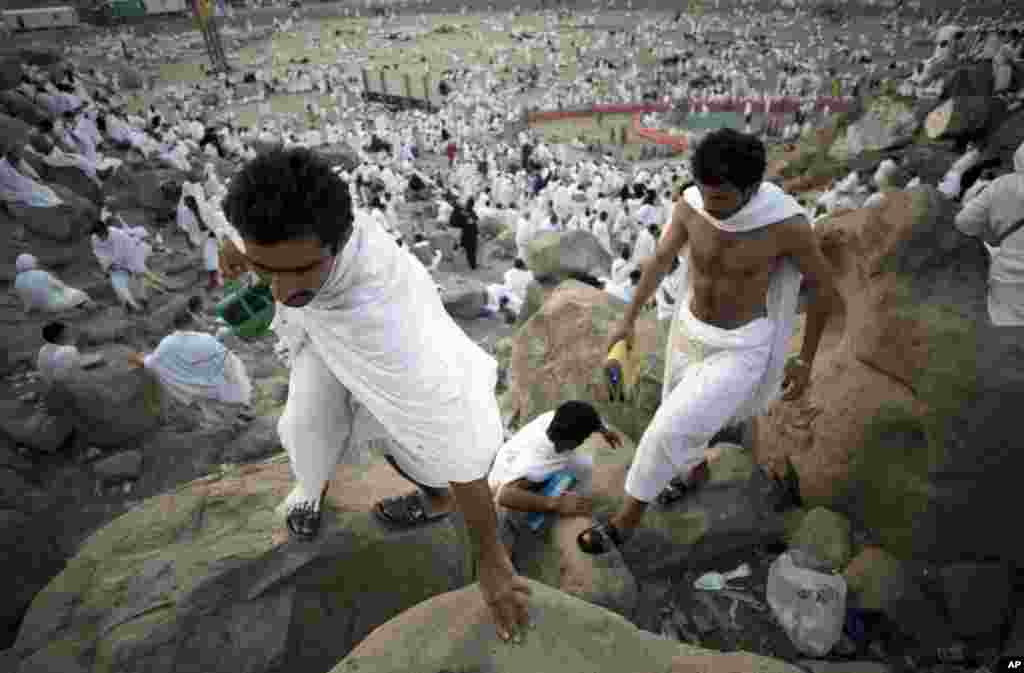 عرفات کے میدان میں واقع جبلِ رحمت پر موجود حجاج