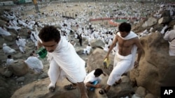 Peregrinos musulmanes suben la montaña sagrada Jabal Al Rahma, o la Montaña del perdón, en Arafat, durante el peregrinaje anual del Hajj, en las afueras de la ciudad santa de La Meca, Arabia Saudita, en el 2017.