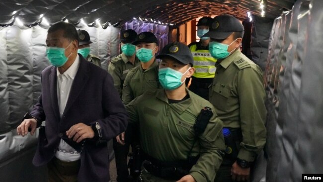 香港警察押送壹传媒创办人黎智英离开法院。(2020年12月31日)