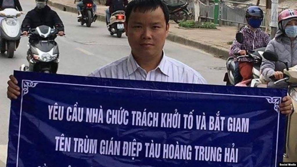Blogger Lê Anh Hùng và một băng rôn tố cáo lãnh đạo Việt Nam. Facebook Lê Anh Hùng