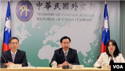 台湾外交部长吴钊燮2019年9月20日召开记者会宣布台湾与另一个南太平洋岛国基里巴斯共和国断交。（美国之音林枫拍摄）