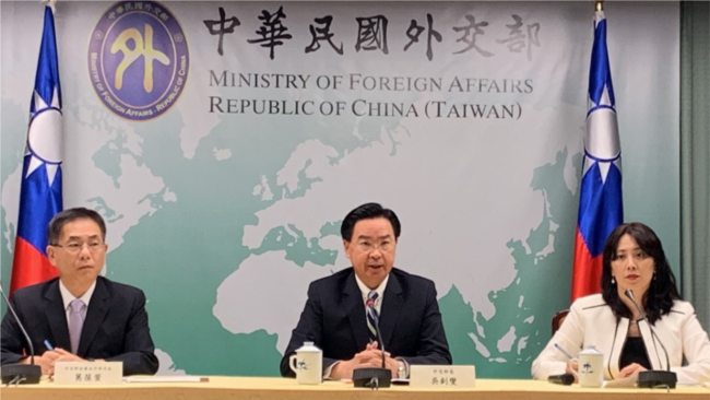 台湾外交部长吴钊燮2019年9月20日召开记者会宣布台湾与另一个南太平洋岛国基里巴斯共和国断交。（美国之音林枫拍摄）
