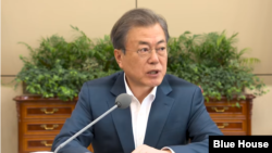 문재인 한국 대통령이 15일 청와대 여민관에서 열린 수석보좌관회의를 주재하고 있다. 제공: 청와대 