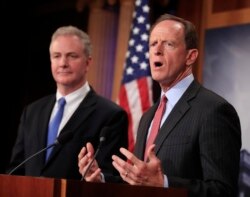 （右）共和黨聯邦參議員圖米（Sen. Pat Toomey, R-PA）與（左）民主黨聯邦參議員範.荷倫（Sen. Chris Van Hollen, D-MD）