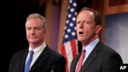 资料照片：（右）共和党联邦参议员图米（Sen. Pat Toomey, R-PA）和（左）民主党联邦参议员范·荷伦（Sen. Chris Van Hollen, D-MD）在记者会上讲话。（2017年7月12日）