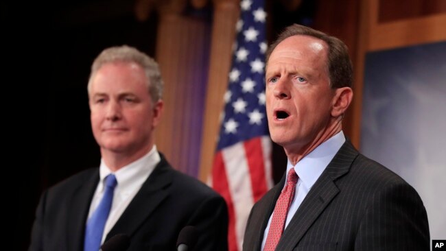 资料照：（右）共和党联邦参议员图米（Sen. Pat Toomey, R-PA）和（左）民主党联邦参议员范.荷伦（Sen. Chris Van Hollen, D-MD）在记者会上发言。（2017年7月12日）