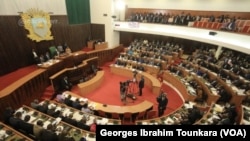 Le parlement ivoirien en pleine séance à Abidjan, le 17 janvier 2018. (VOA/Georges Ibrahim Tounkara)