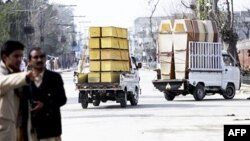 Вантажівки везуть труни до тренувального центру пакистанського війська у Мардані